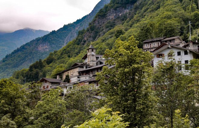 Dopo Le Case A 1 Euro In Sicilia, In Piemonte È In Vendita Un Intero Borgo Alpino Al Prezzo Di Un Appartamento 423_x_658_jpg
