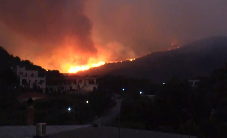 Στο αυτό το τμήμα της ιστοσελίδας μας μπορείτε να ενημερώνεστε για τα τελευταία νέα από γενικό προξενείο στουτγάρδης, να μάθετε για τις παρεχόμενες υπηρεσίες, να διαβάσετε για το γενικό πρόξενο και το προσωπικό της. Pyrinos Efialths Sth Manh Olonyxtia Maxh Me Tis Floges Se Dyo Metwpa Eidopoihsh Kai Mesw 112 In Gr