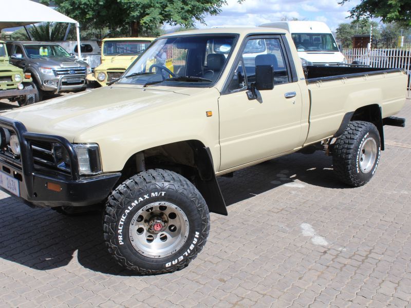 1995 Toyota Hilux 2.8 Diesel 4x4 s cab for sale 290 000 Km Manual