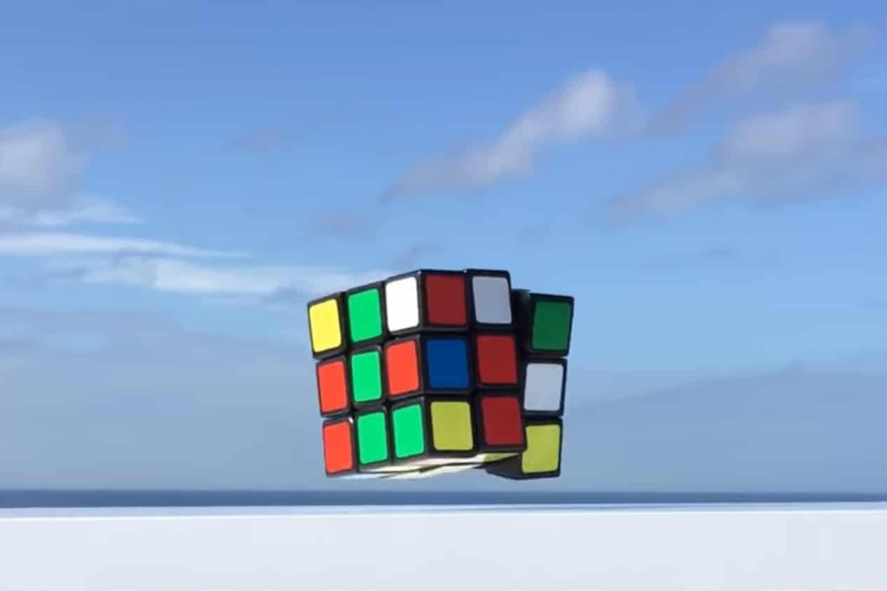 A selfsolving Rubik’s Cube that floats in the air while solving itself