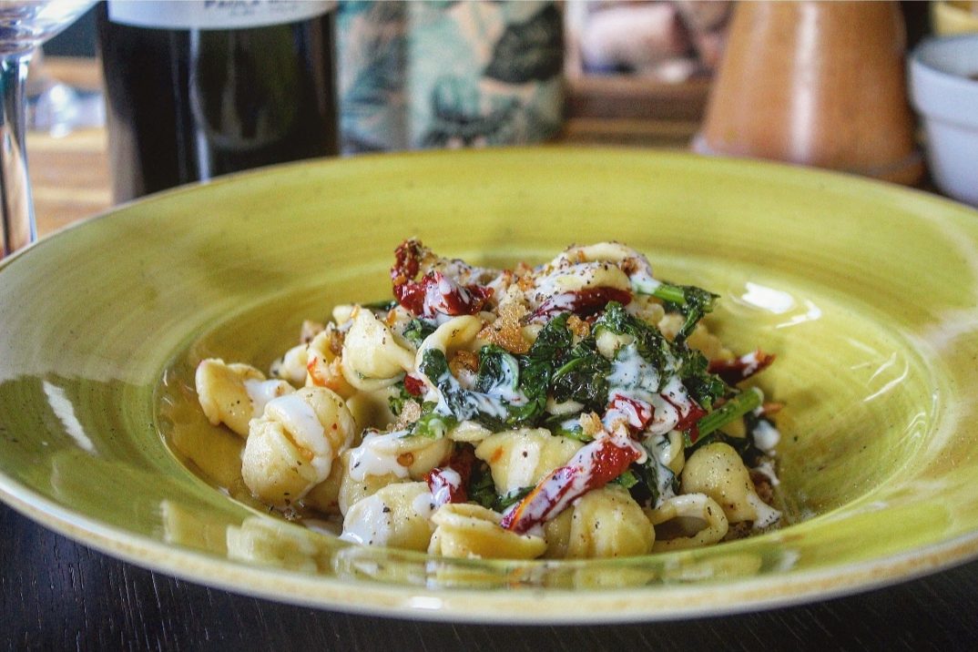 Insalata di cetriolo barattiere, pomodorini e pane speziato con burrata