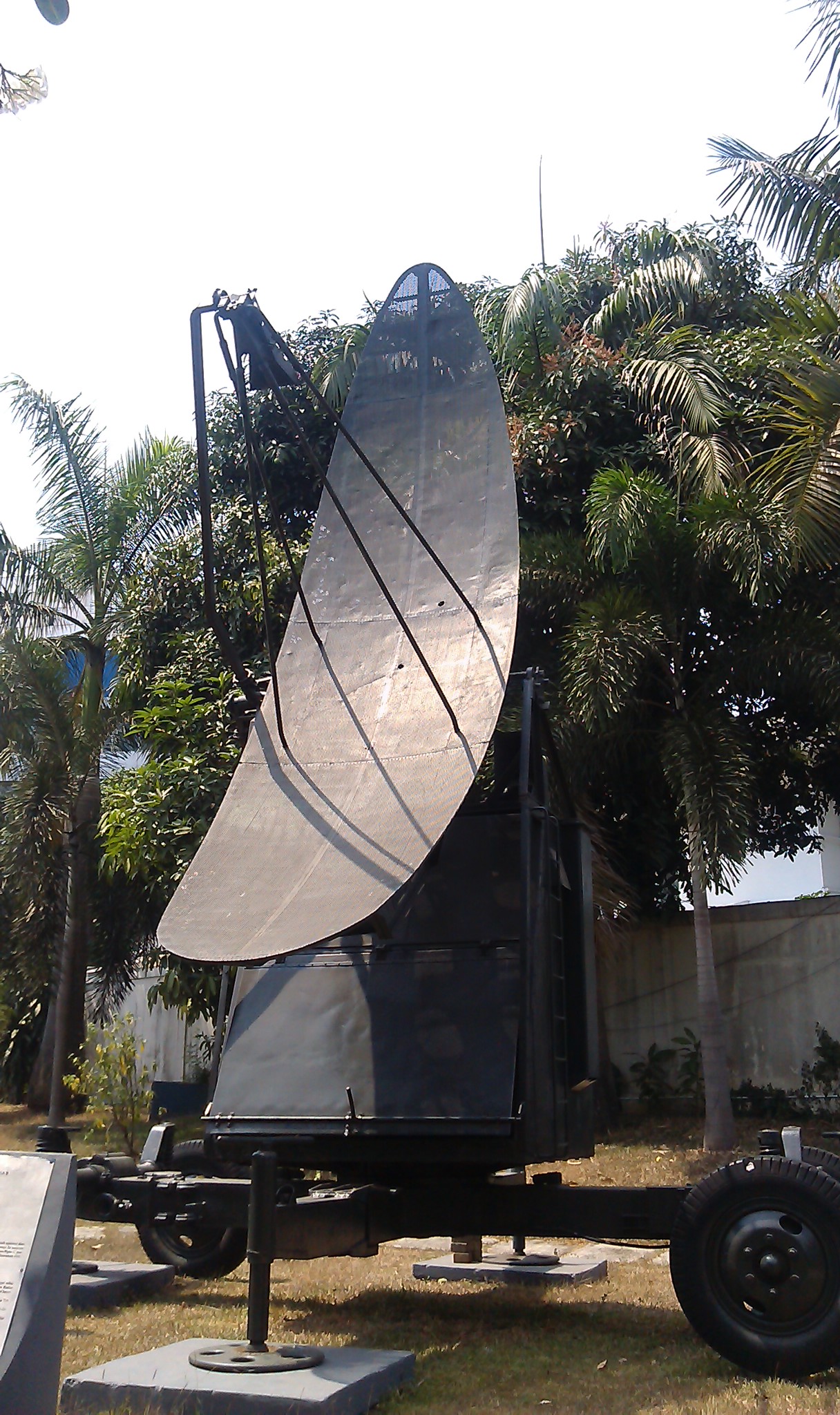 Nysa P30 B/C Generasi Awal Radar Pertahanan Udara di Indonesia