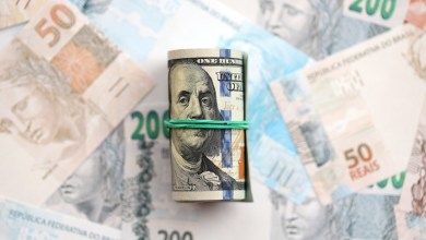 Quanto os bancos cobram para converter real para dólar? E dólar para real?