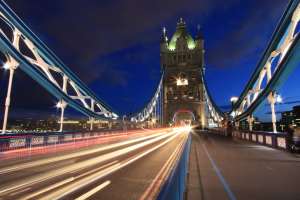 Tower Bridge con luces internas