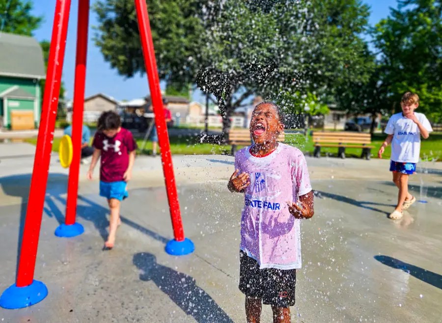 Enjoying splash pad(03)