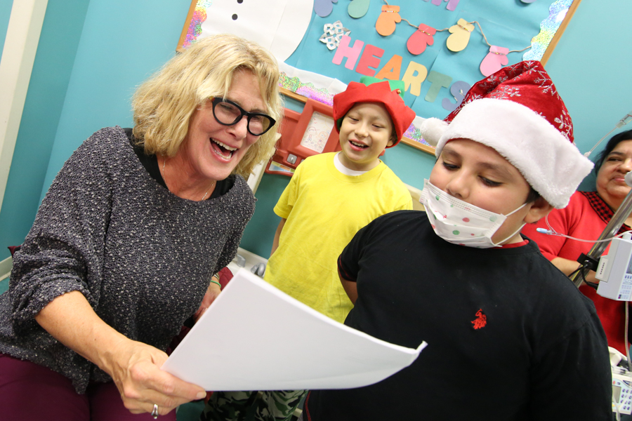 Inner Circle Carolers Sing for Children in Newark Hospital Inner(03)