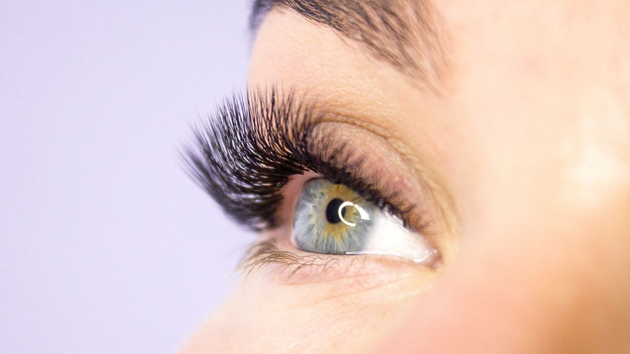 Cos'è la laminazione ciglia, quanto costa e quali sono i rischi