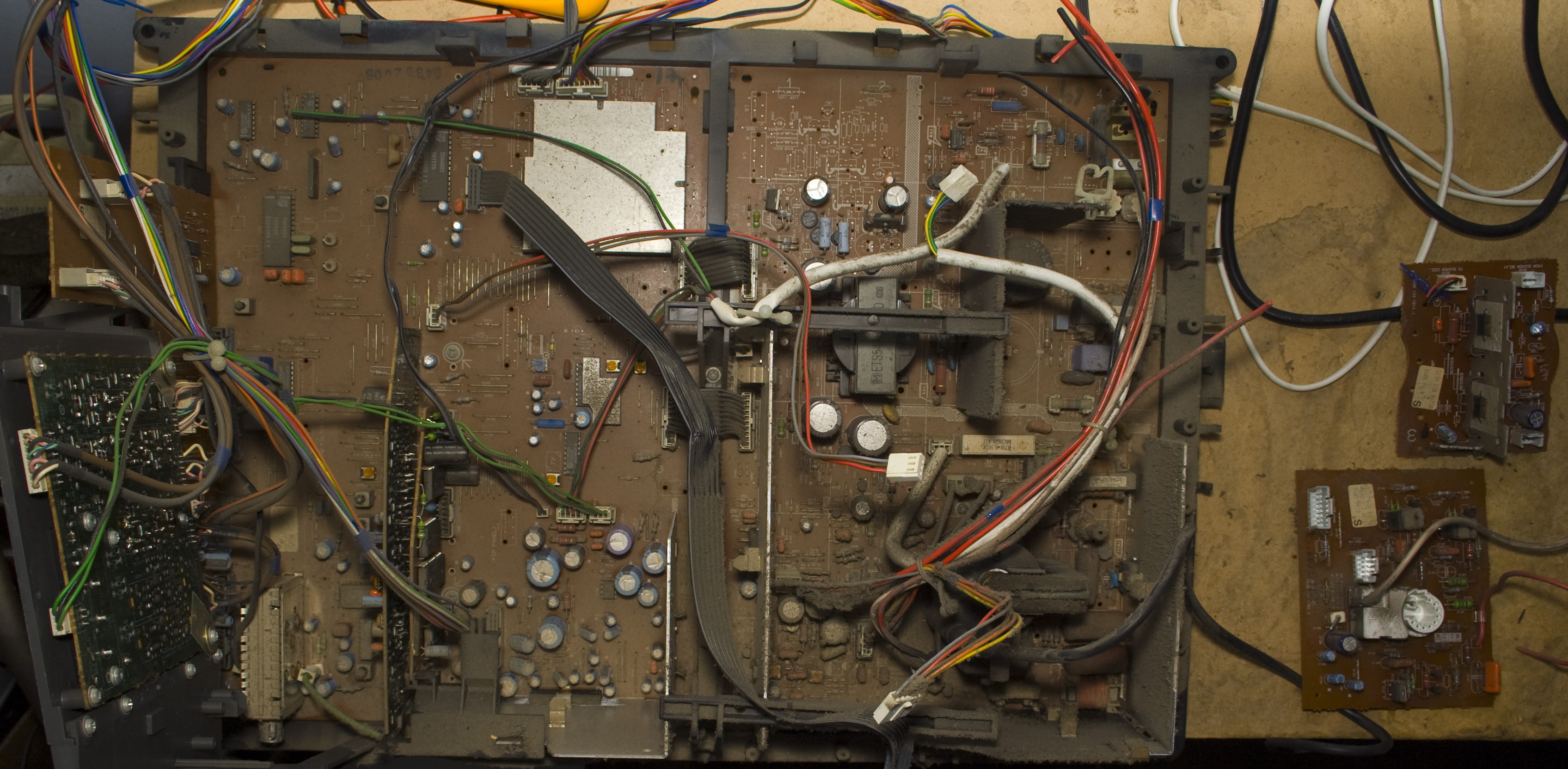 Inside the Philips 29″ CRT TV « insideGadgets