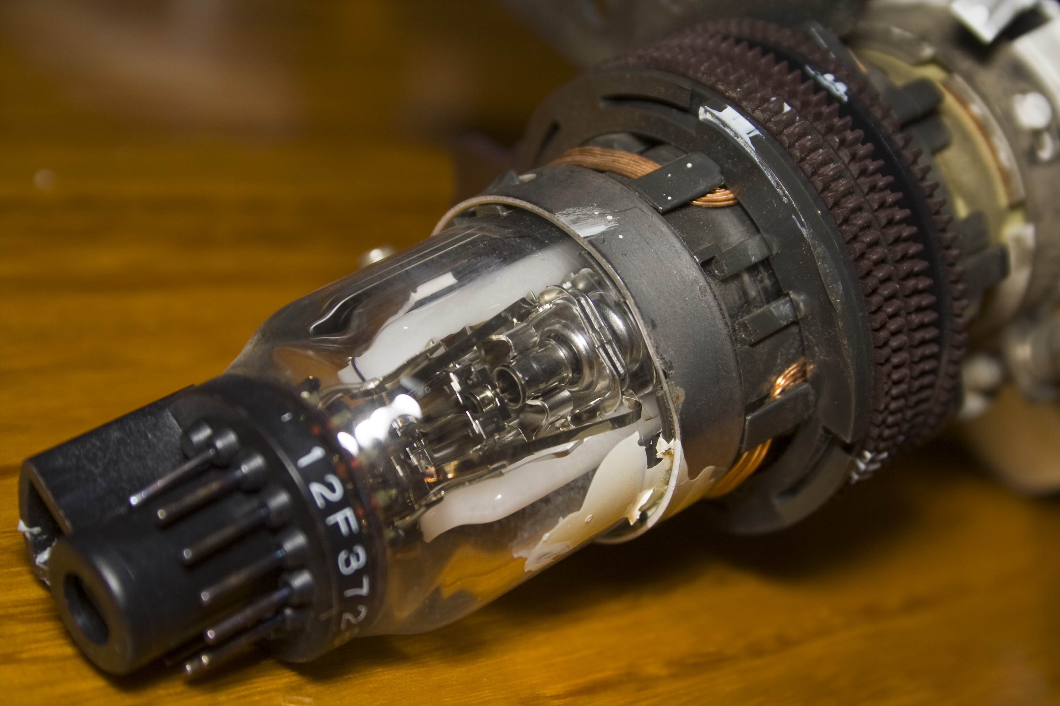 Inside the Philips 29″ CRT TV « insideGadgets