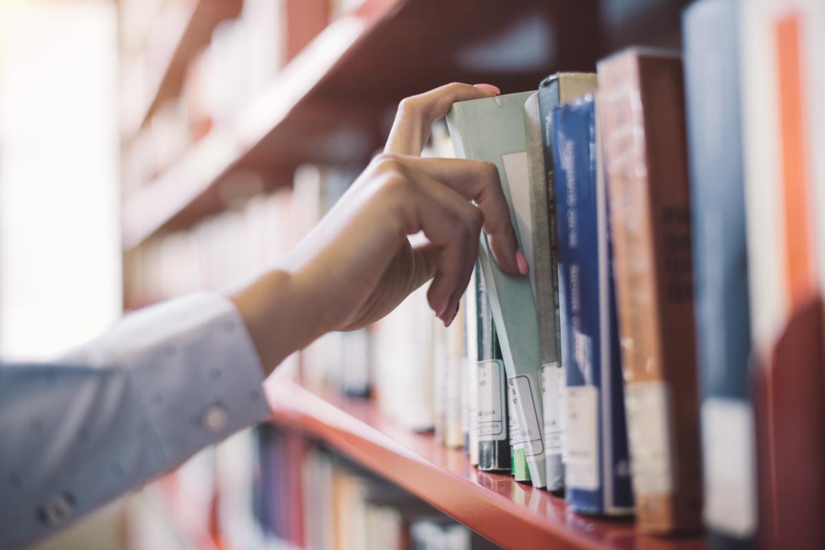 ¿Qué papel juega la biblioteca en la compra de libros? Universo Abierto