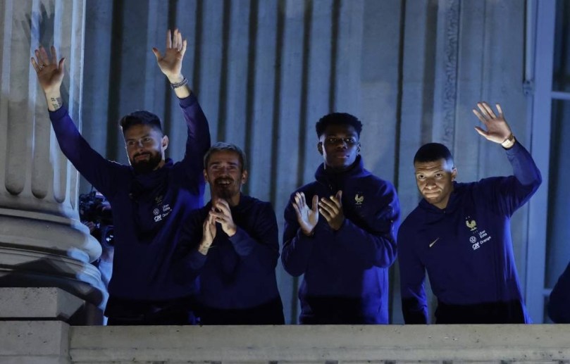 France FIFA WC: MASSIVE crowd erupts in Paris as France’s defeated World Cup heroes return to acclaim