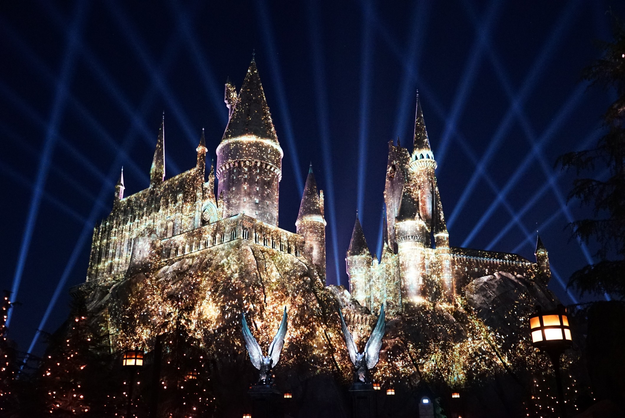 REVIEW The Nighttime Lights at Hogwarts Castle Inside Universal