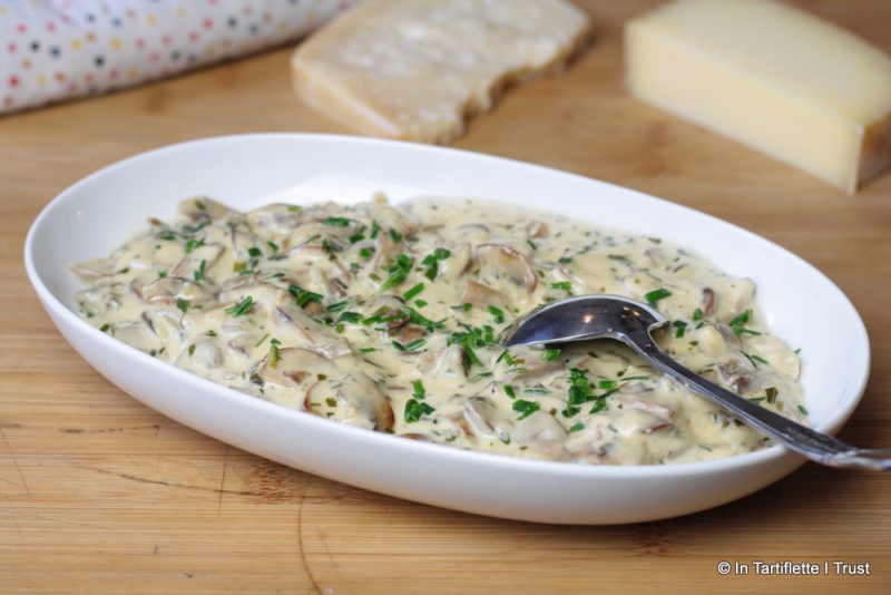 Champignons à l'ail à la crème, aux herbes et au fromage In