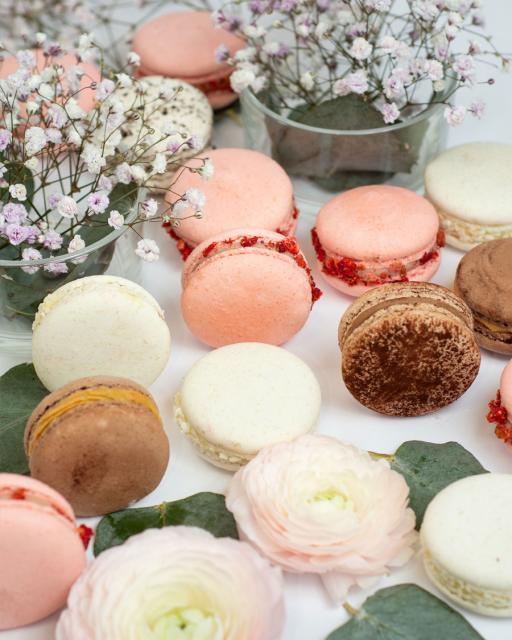Macarons Gourmet Interflora Lithuania. Flower Delivery