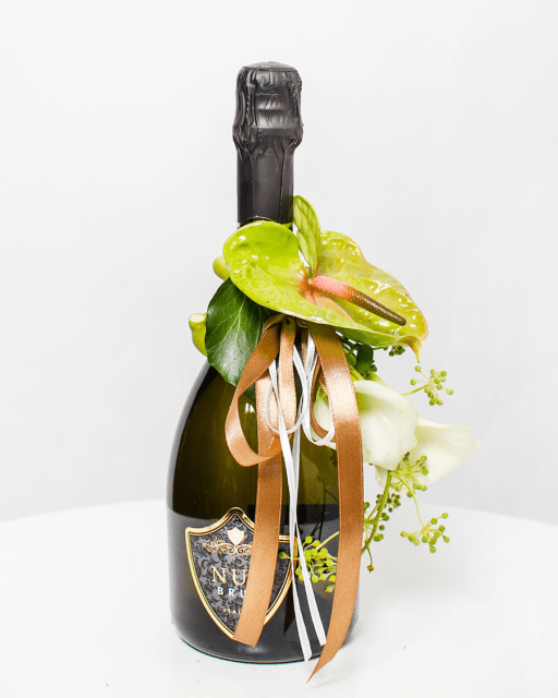 Sparkling wine with flower arrangement Gourmet Interflora Latvia