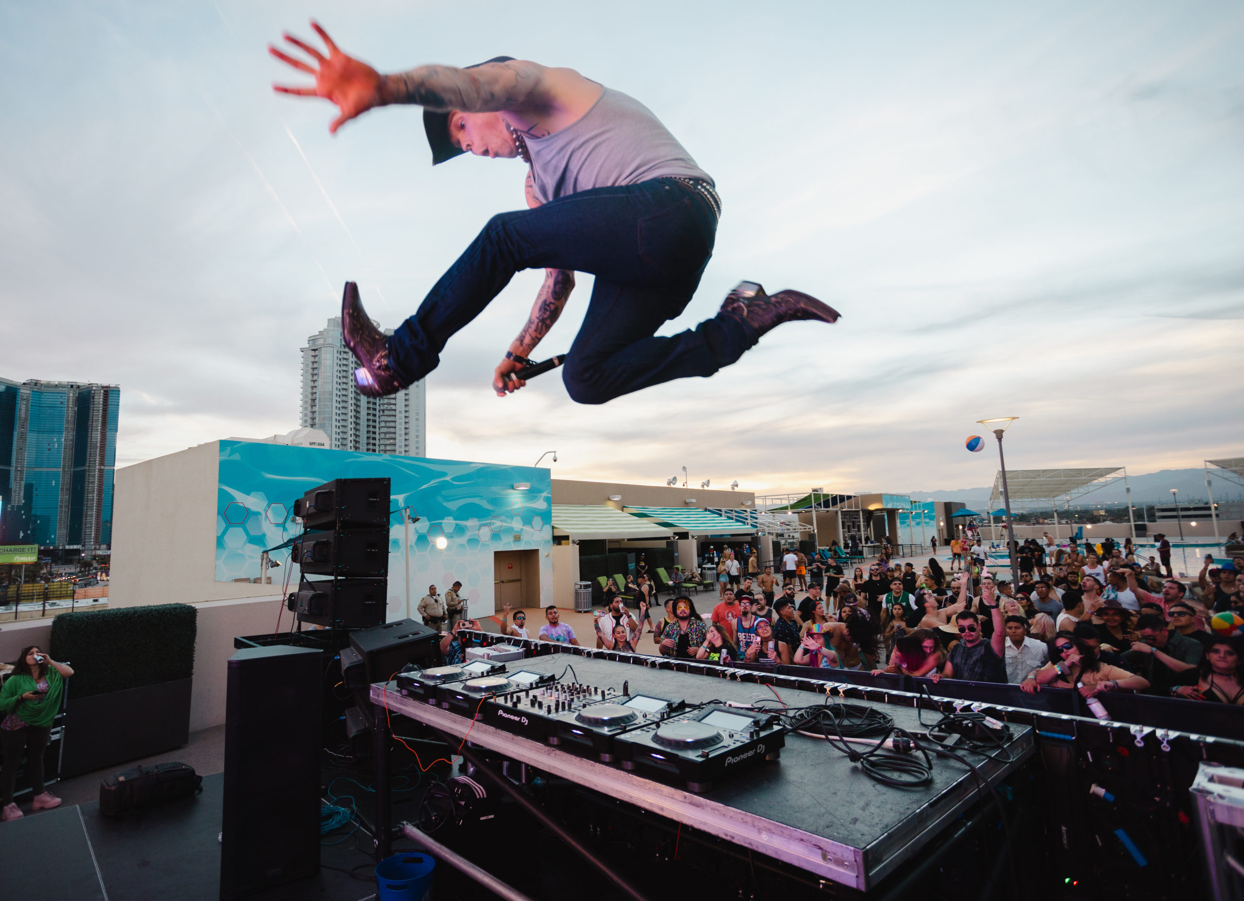 “I'll DJ naked” Lil Texas Shows Us a Wild Time at Electric Daisy Carnival