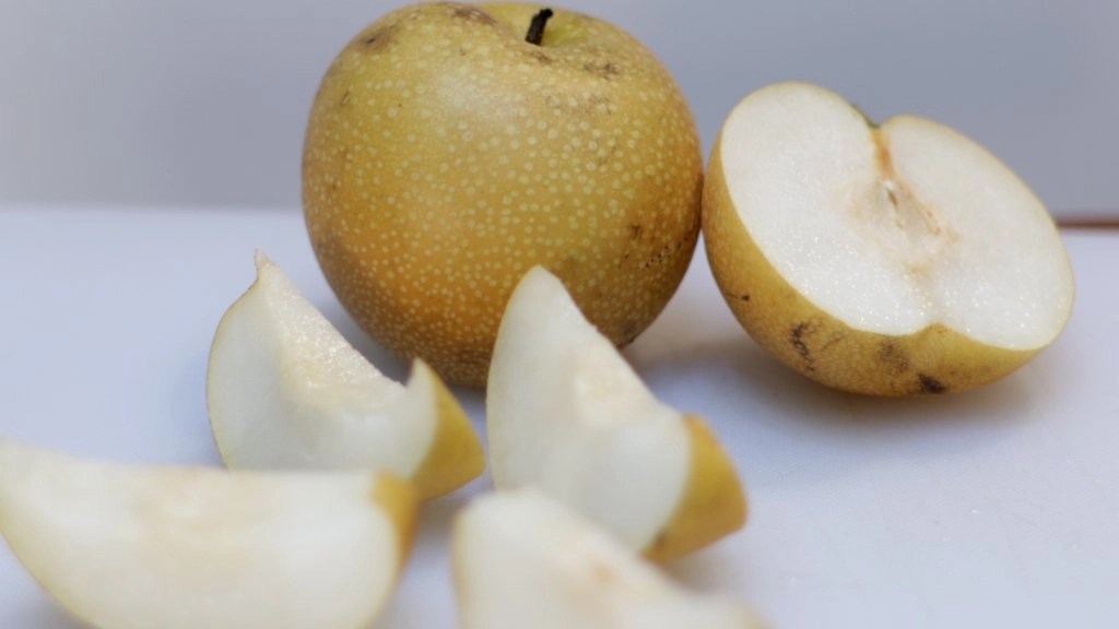 Asian Pear How to Eat it and What it Tastes Like Yummy Fruits