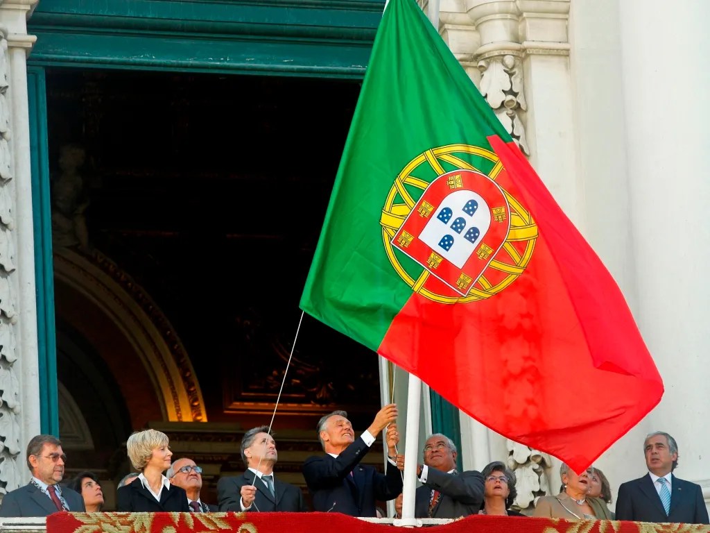 Bandeira ao contrário queixa na GNR contra Cavaco e Costa