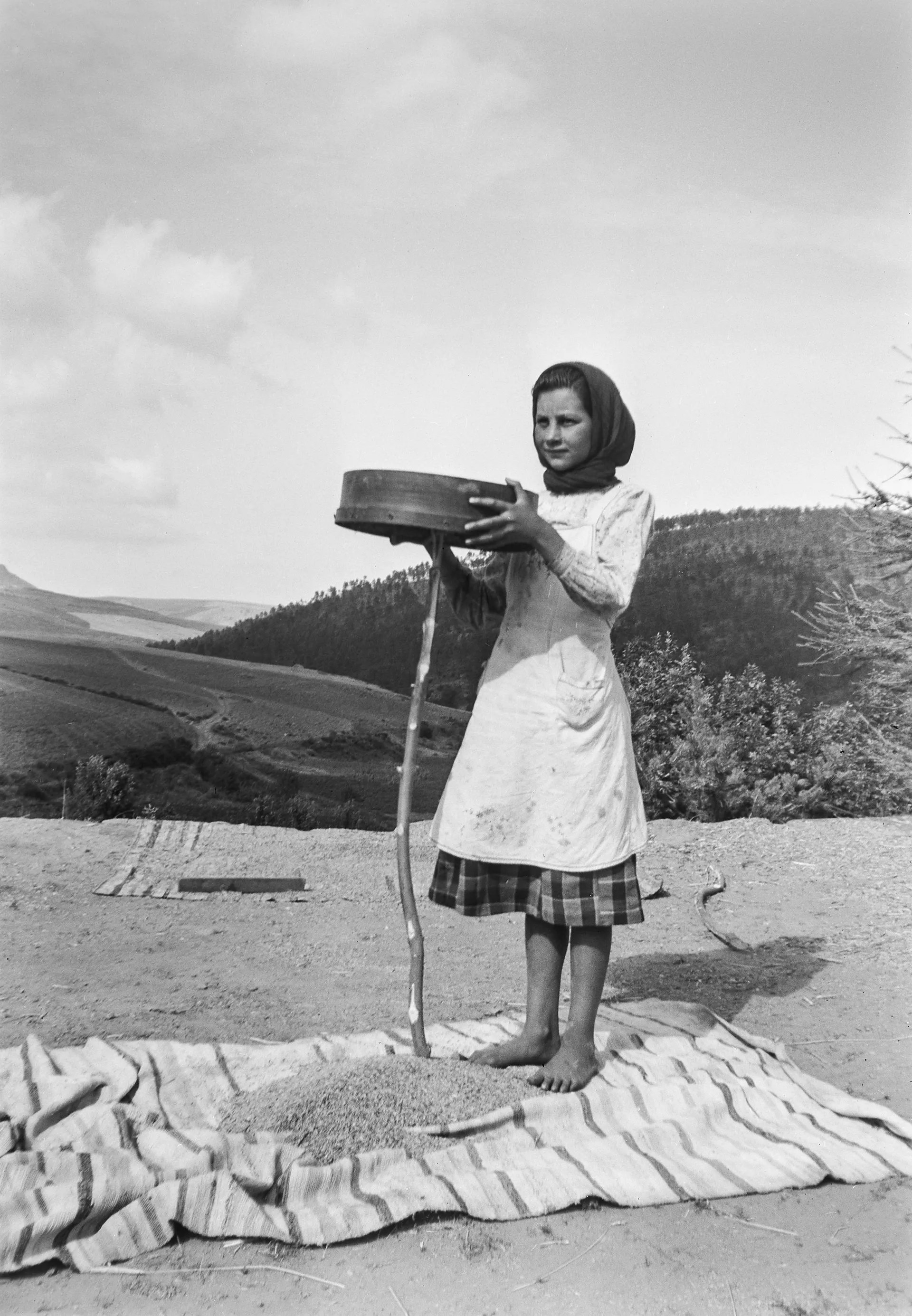 As mulheres fotografadas por Maria Lamas têm o rosto queimado pelo sol
