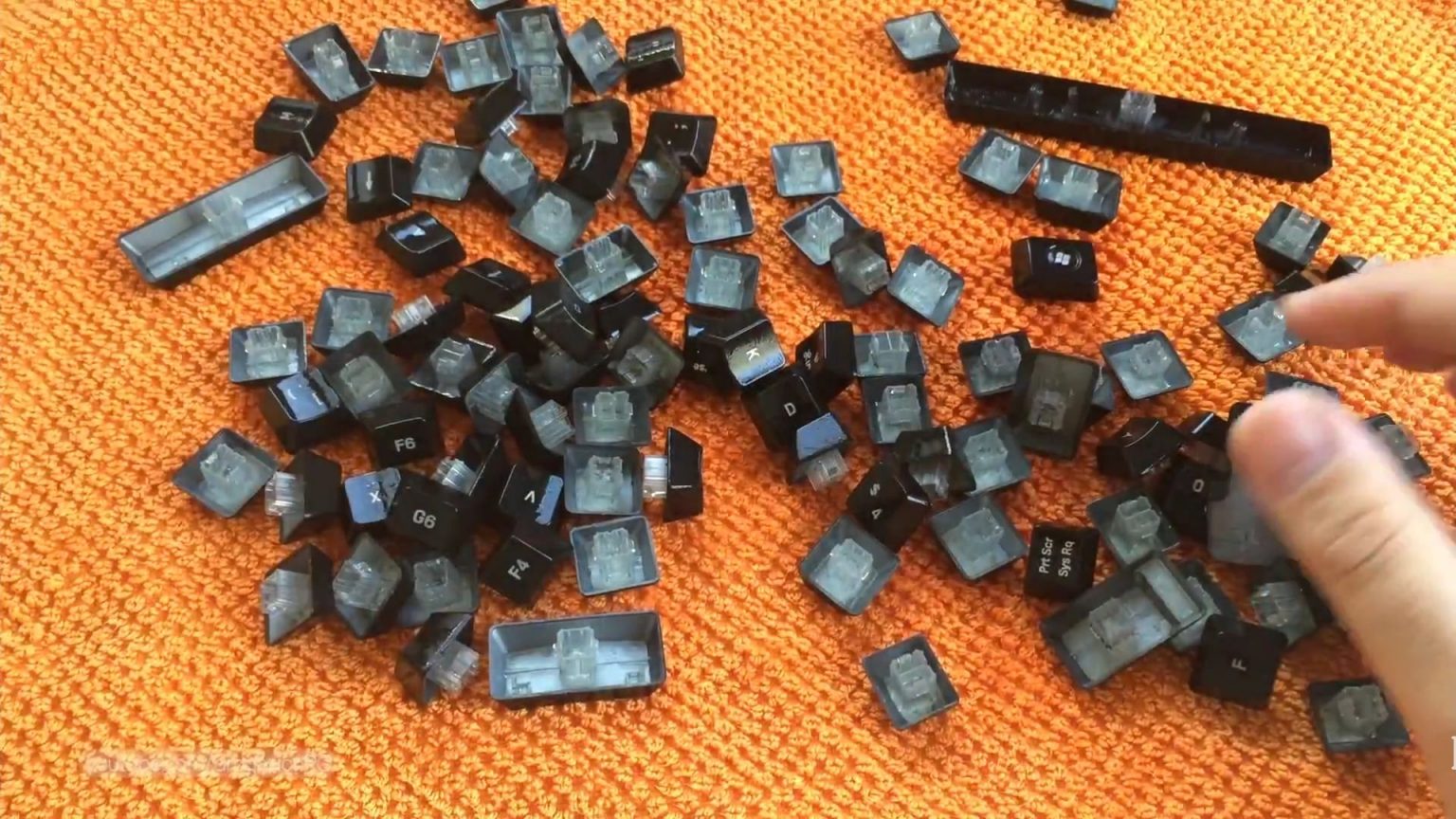 How to clean a PC keyboard Wash keyboard keys Logitech G19 ION HowTo