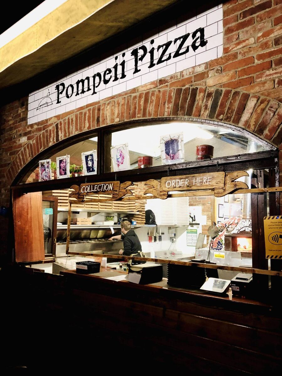 Restaurant Review some of the very best pizzas possible from Pompeii