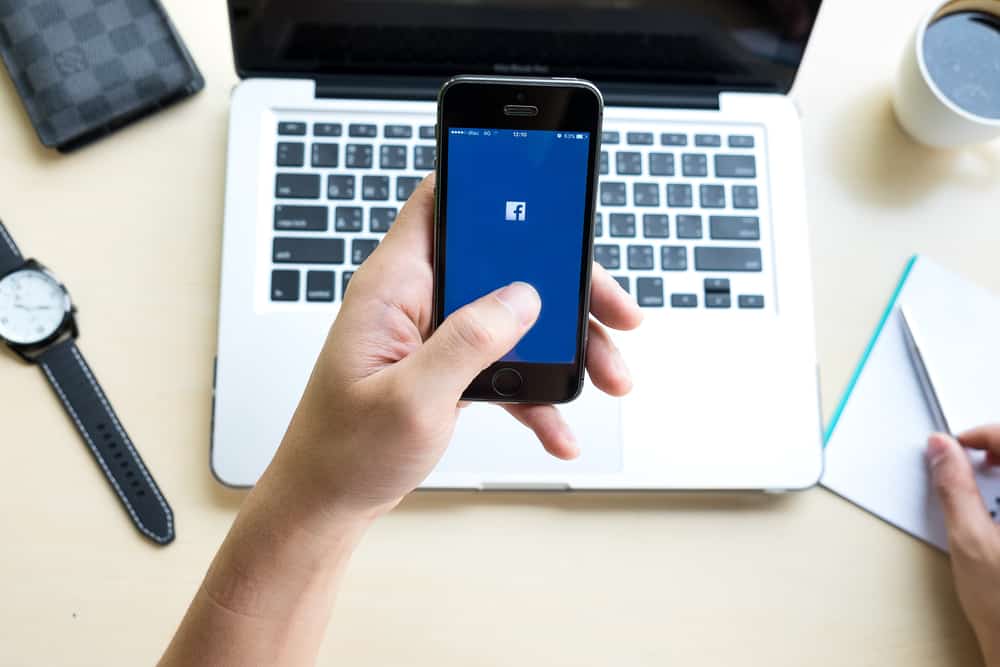 How To Add Color to Facebook Posts? ITGeared