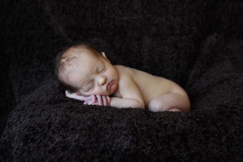 how to take newborn photos at home {DIY baby photoshoot}