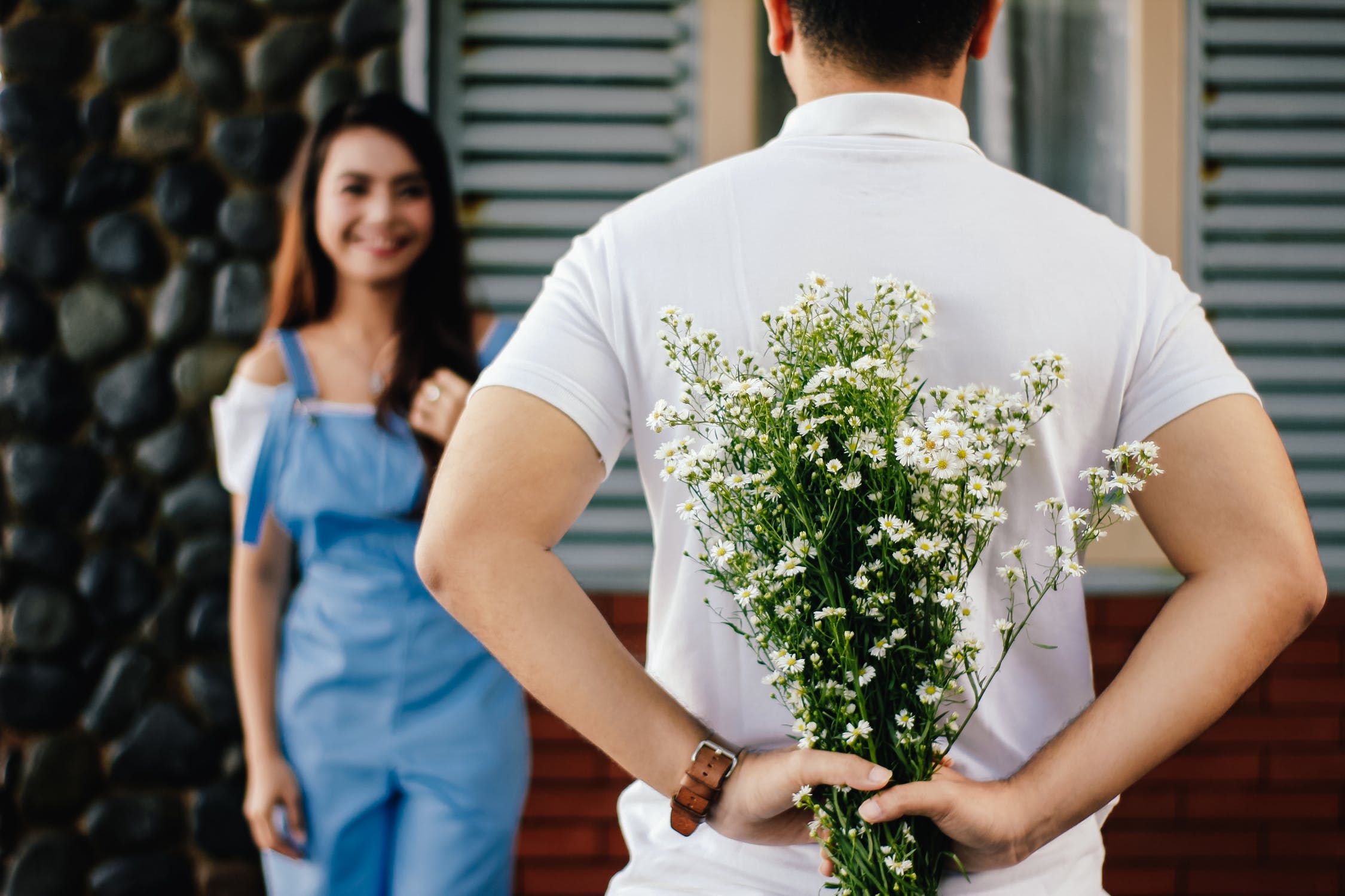 Things That Men Should Know Before Giving Flowers to Women Its