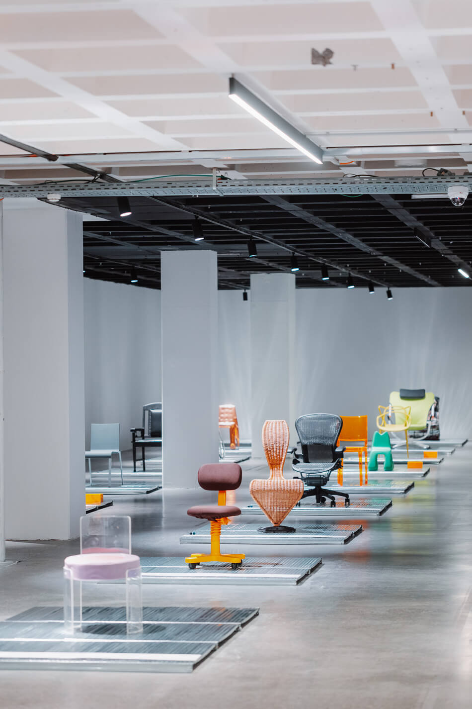 CHAISE. STOEL. CHAIR. DEFINING DESIGN ITSLIQUID