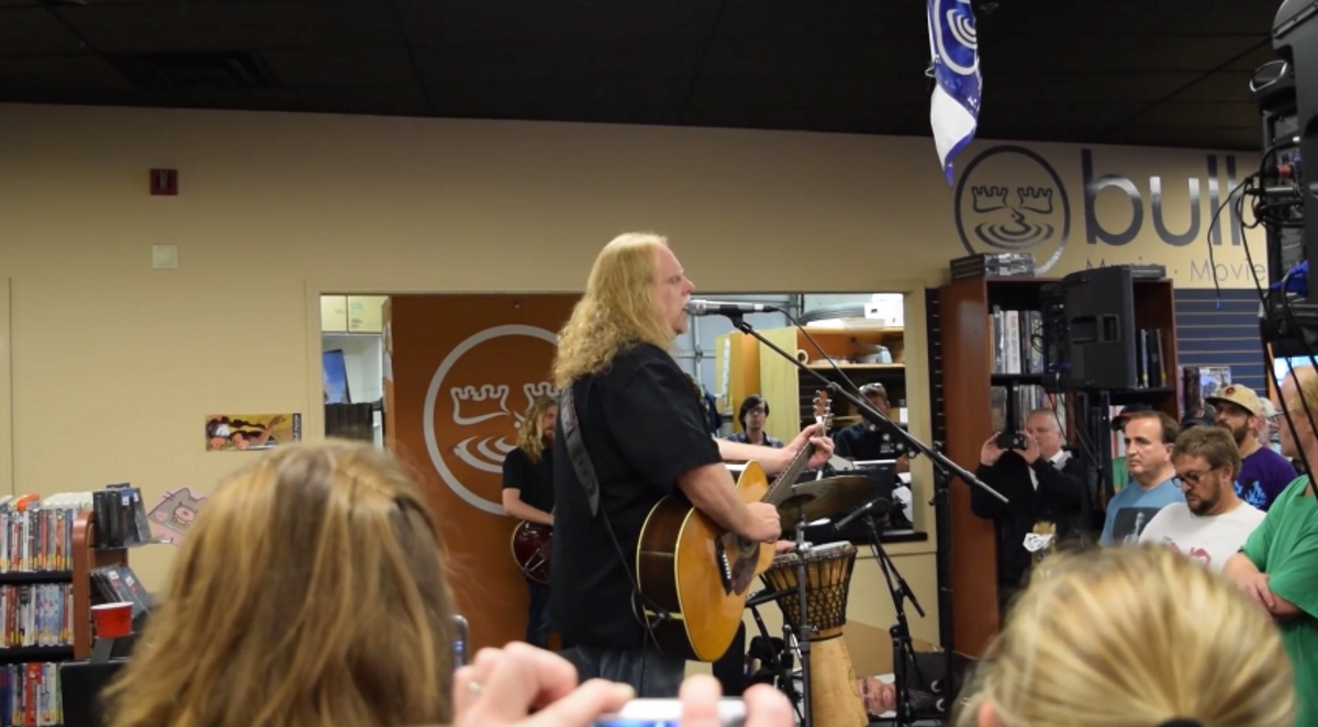 Warren Haynes & Matt Abts Play Rare Acoustic Set In Maine
