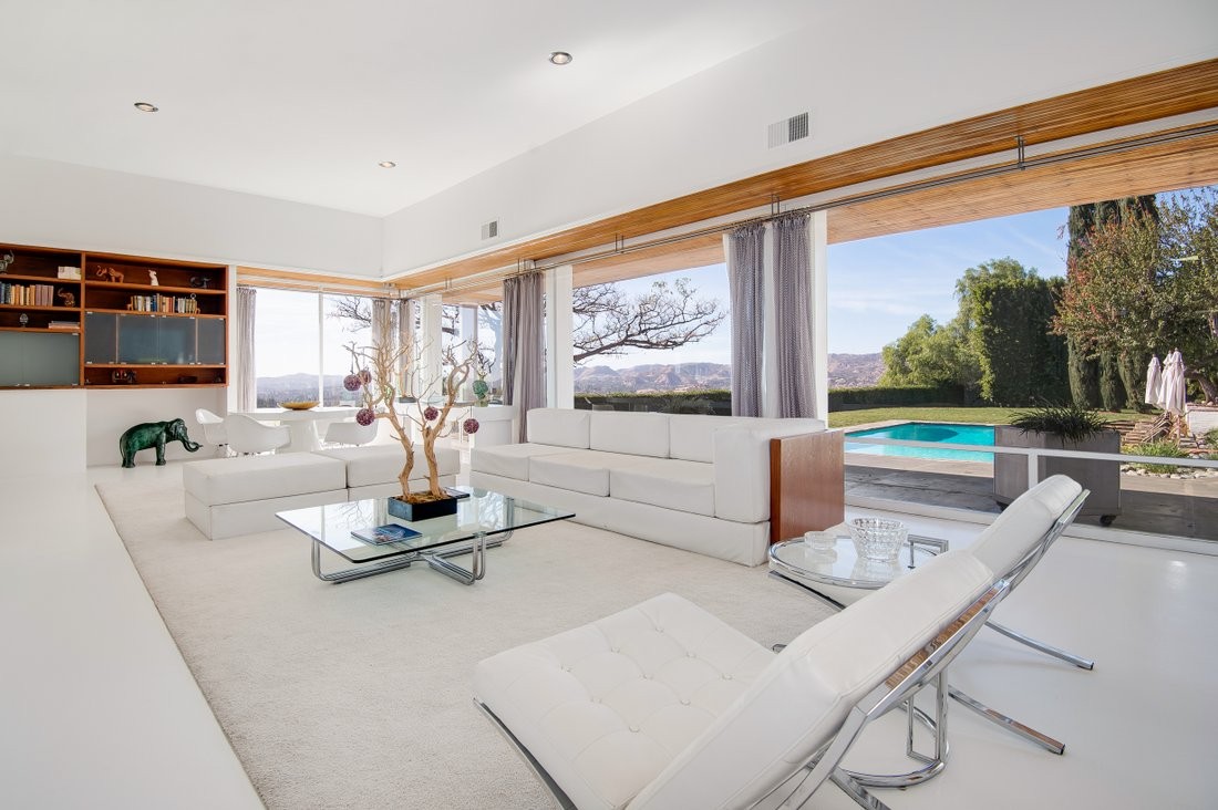 Frank Sinatra's most lustworthy home hits the market in Los Angeles