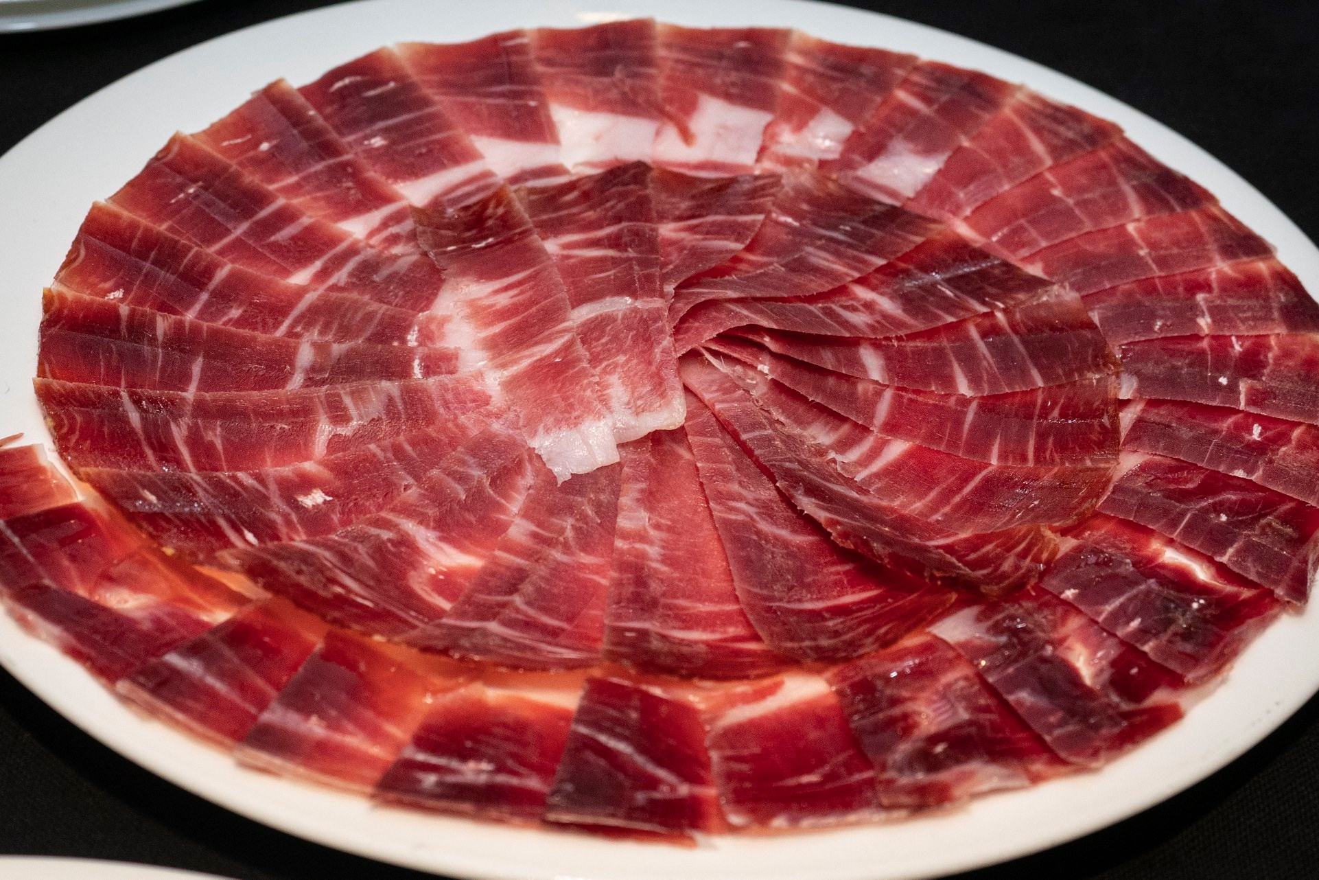 ¿Cómo presentar un jamón ibérico envasado al vacío en la mesa