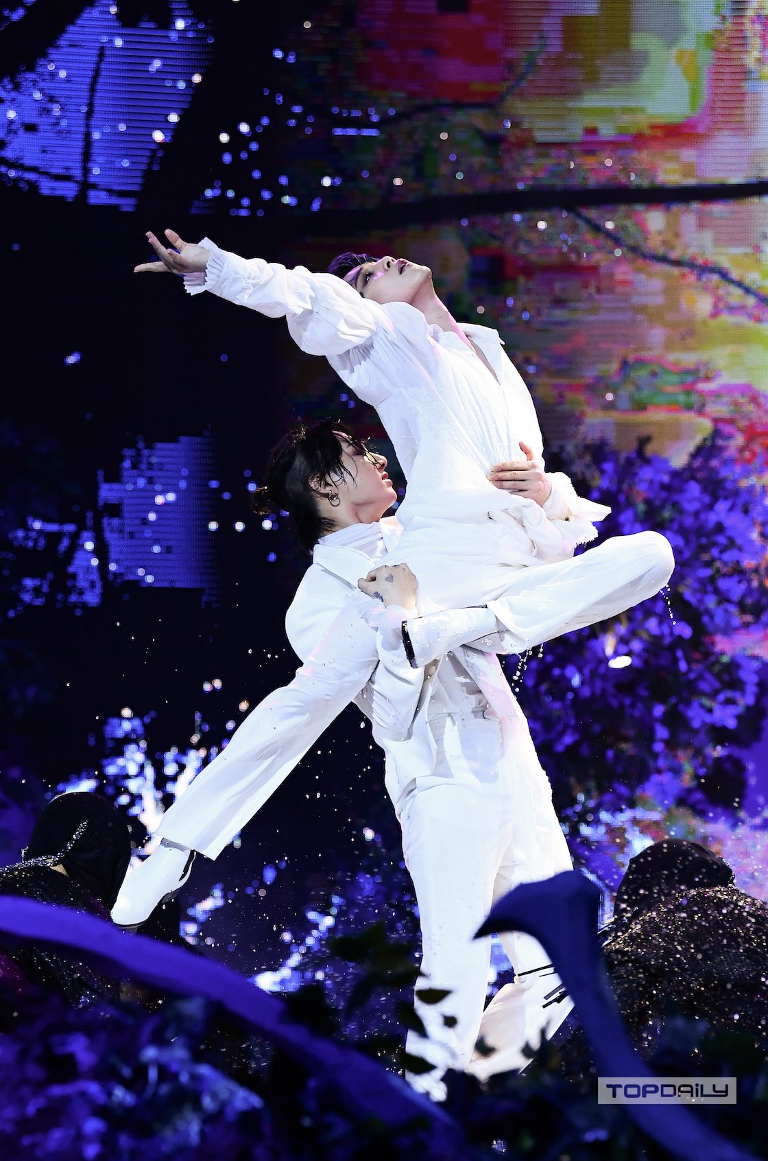 Jimin et Jungkook de BTS surprennent avec une superbe danse "Black Swan"