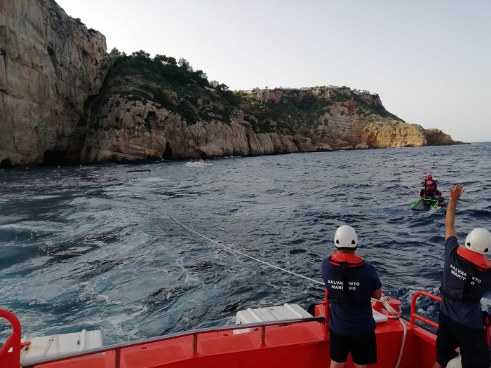 A rental boat sinks in front of the Cap de la Nau in Xàbia