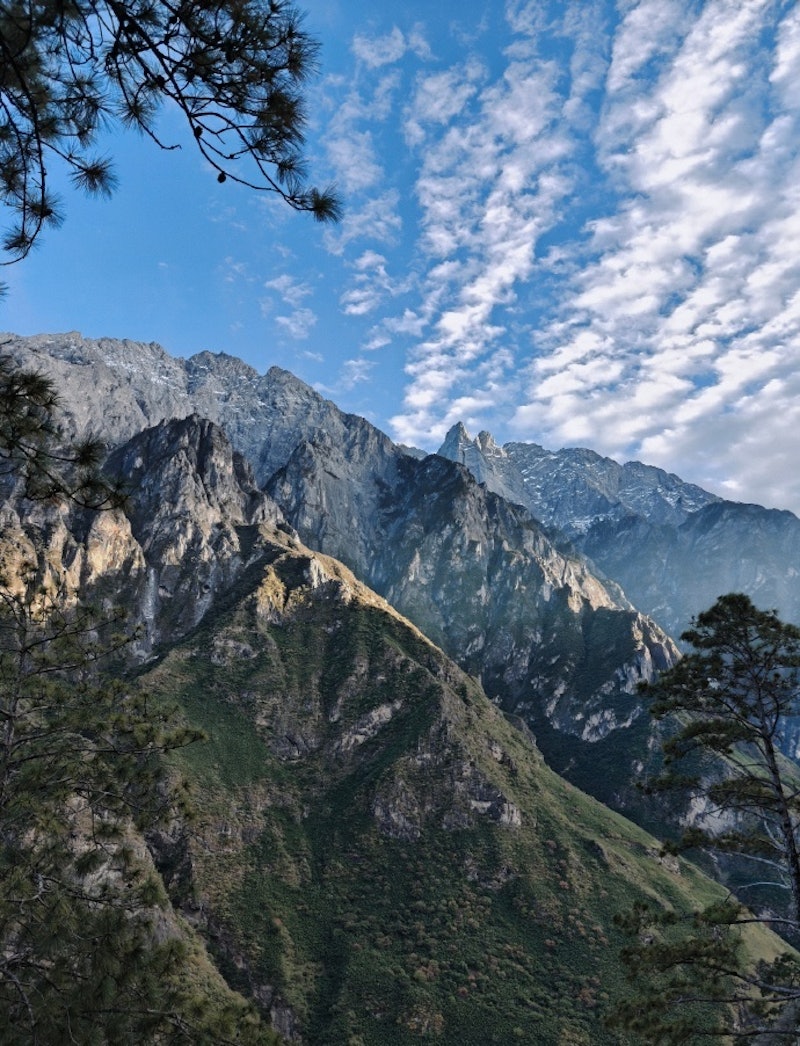 Li Xian Shows Patriotism While Hiking