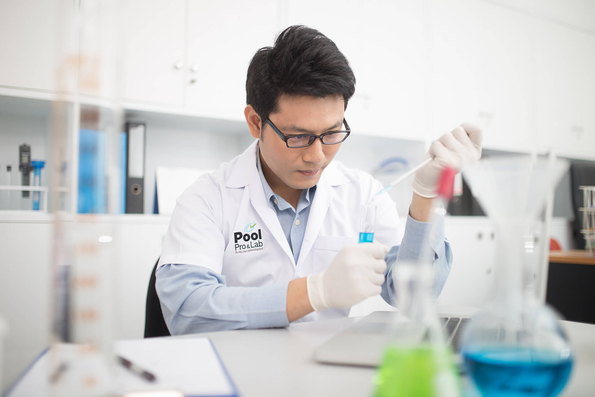 แล็บทดสอบคุณภาพน้ำสระว่ายน้ำ ด้วยระบบคอมพิวเตอร์แห่งแรกในอาเซียน - เจ