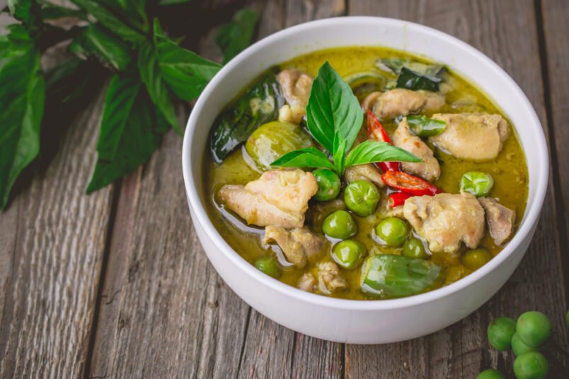 Recette Thaï poulet au curry vert et aubergines | Chef Jevto Bond