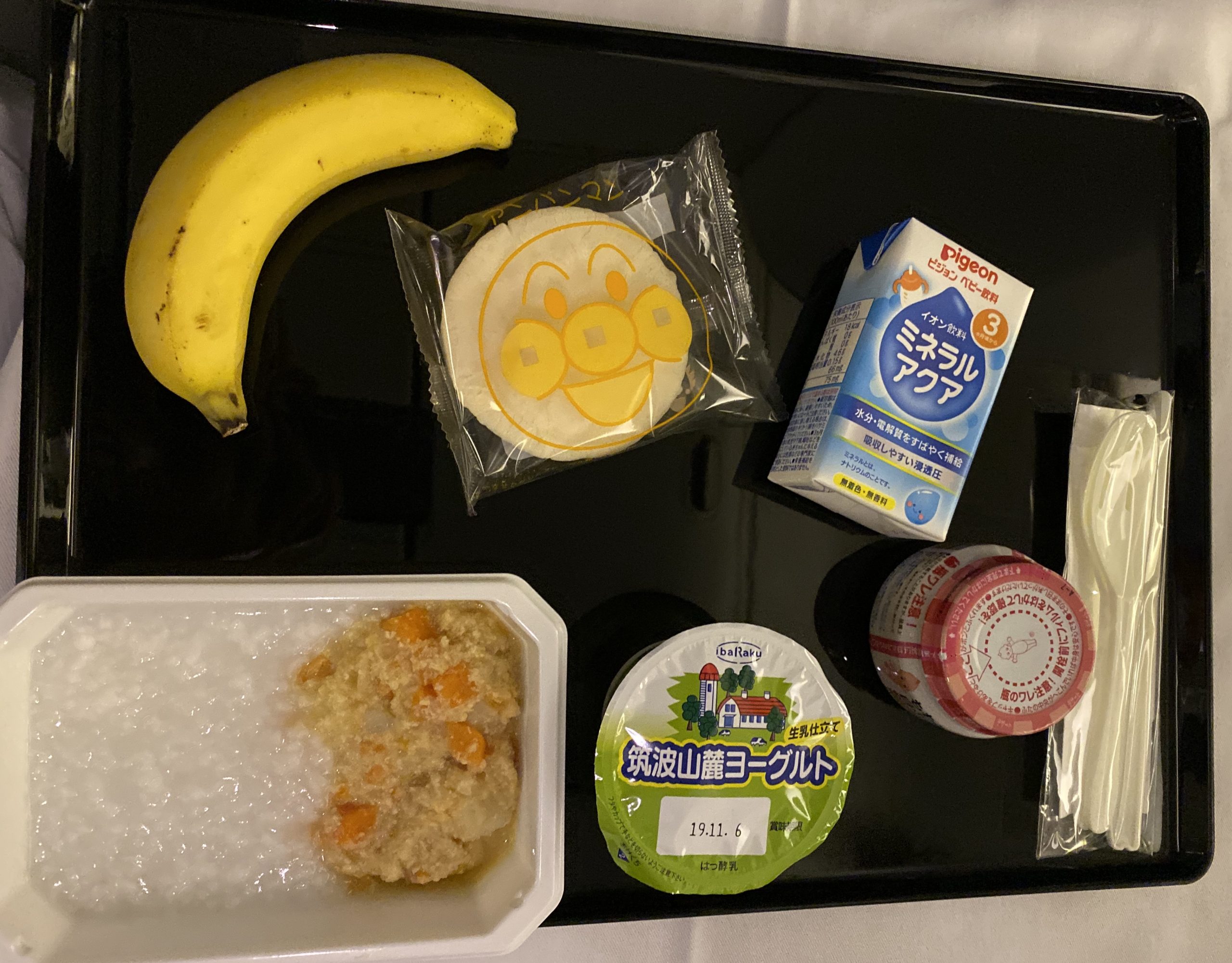 ハワイの子連れに優しいレストラン【無料で食べられる裏技も！】 1歳〜1歳半】Caが実践! 月齢別赤ちゃんとのフライトを乗り切るコツ（持ち物・機内での遊び・食事など） | 元Caのカーニバル生活