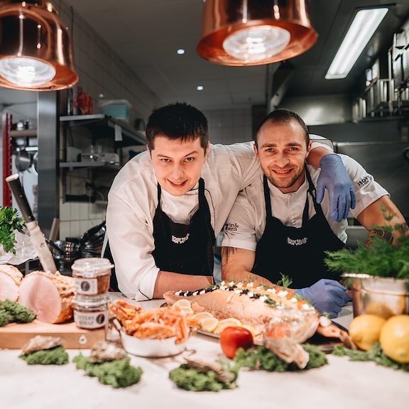 Hemlagat traditionellt julbord med lokala delikatesser Ester Kök & Bar