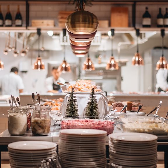 Hemlagat traditionellt julbord med lokala delikatesser Ester Kök & Bar