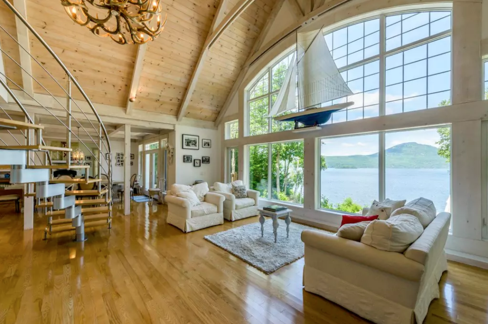 Magnifique villa au plafond cathédrale à louer cet été sur Airbnb à