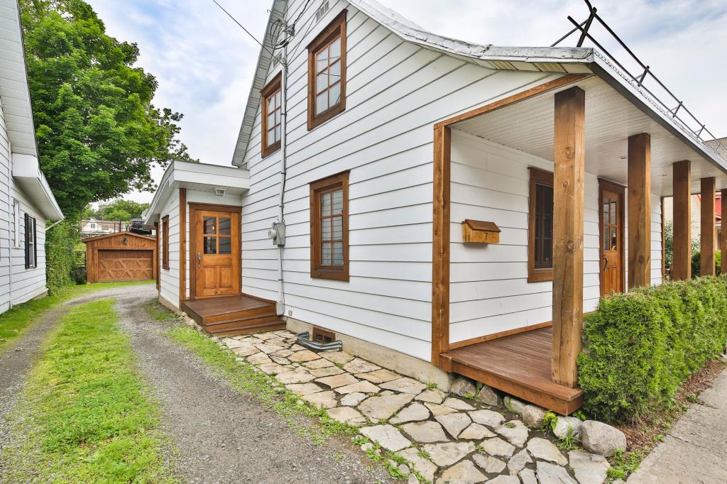 Une jolie maison centenaire à vendre à StJérôme pour 224 000 Joli