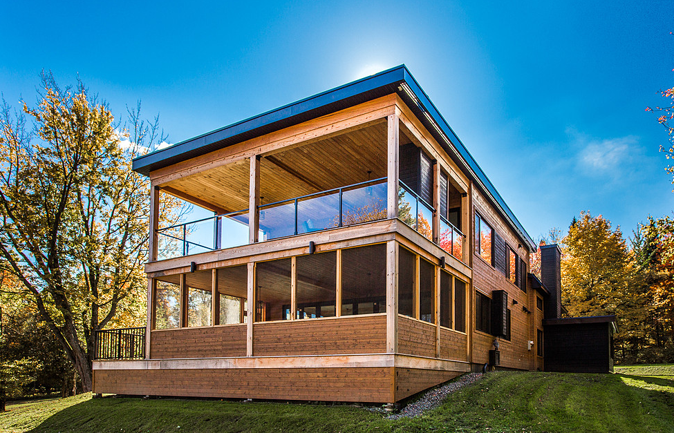 Une jolie maison en bois est présentement en vente à Eastman Joli