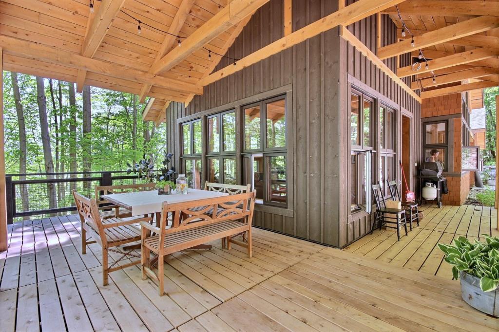 Cette impressionnante maison au toit cathédrale à Bromont est