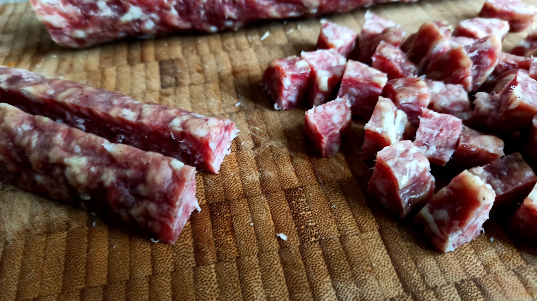 Couper les saucissons en deux dans le sens de la longueur JonathanFrank