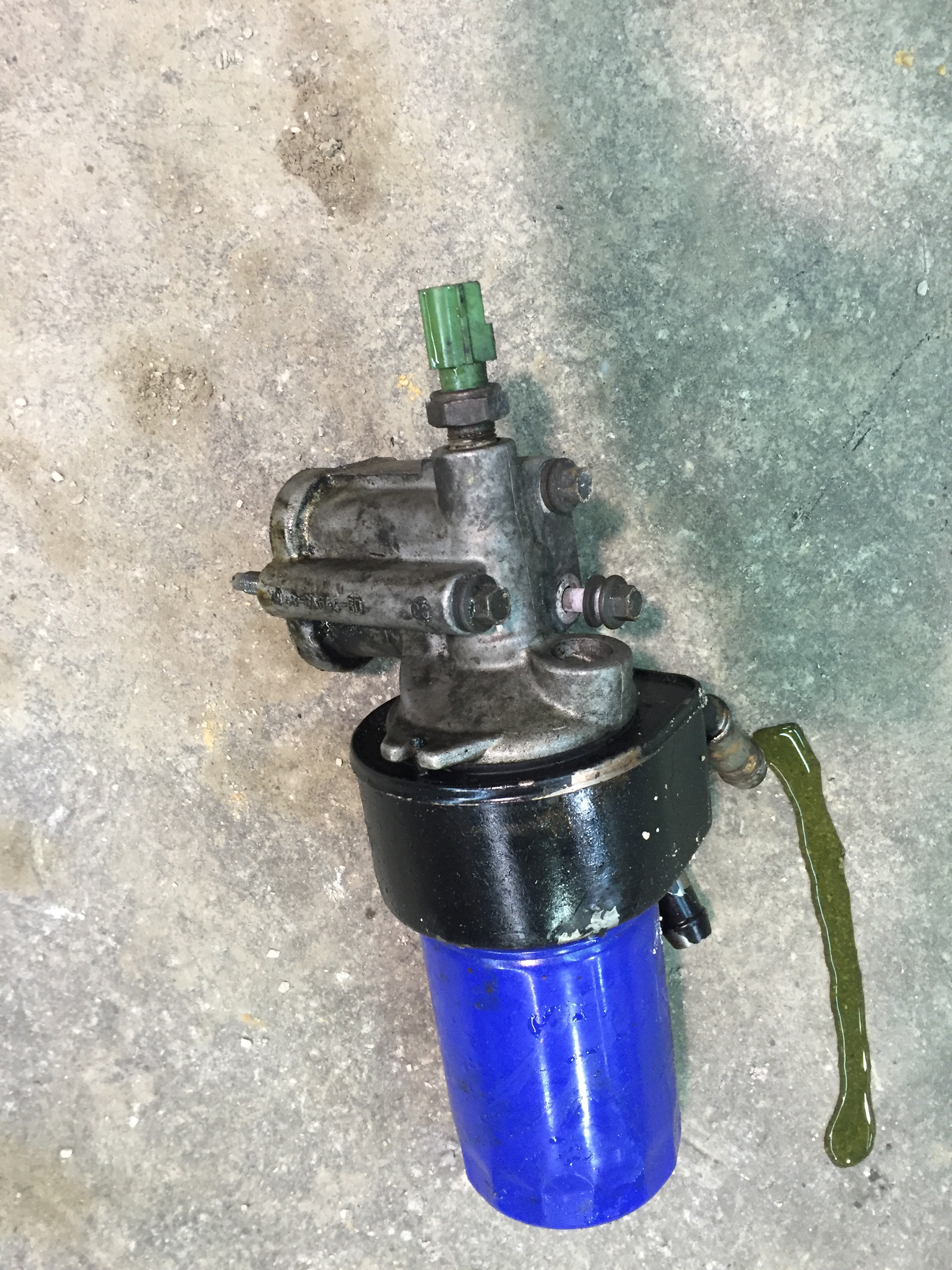 20002002 Lincoln LS oil filter housing / oil cooler (V8)