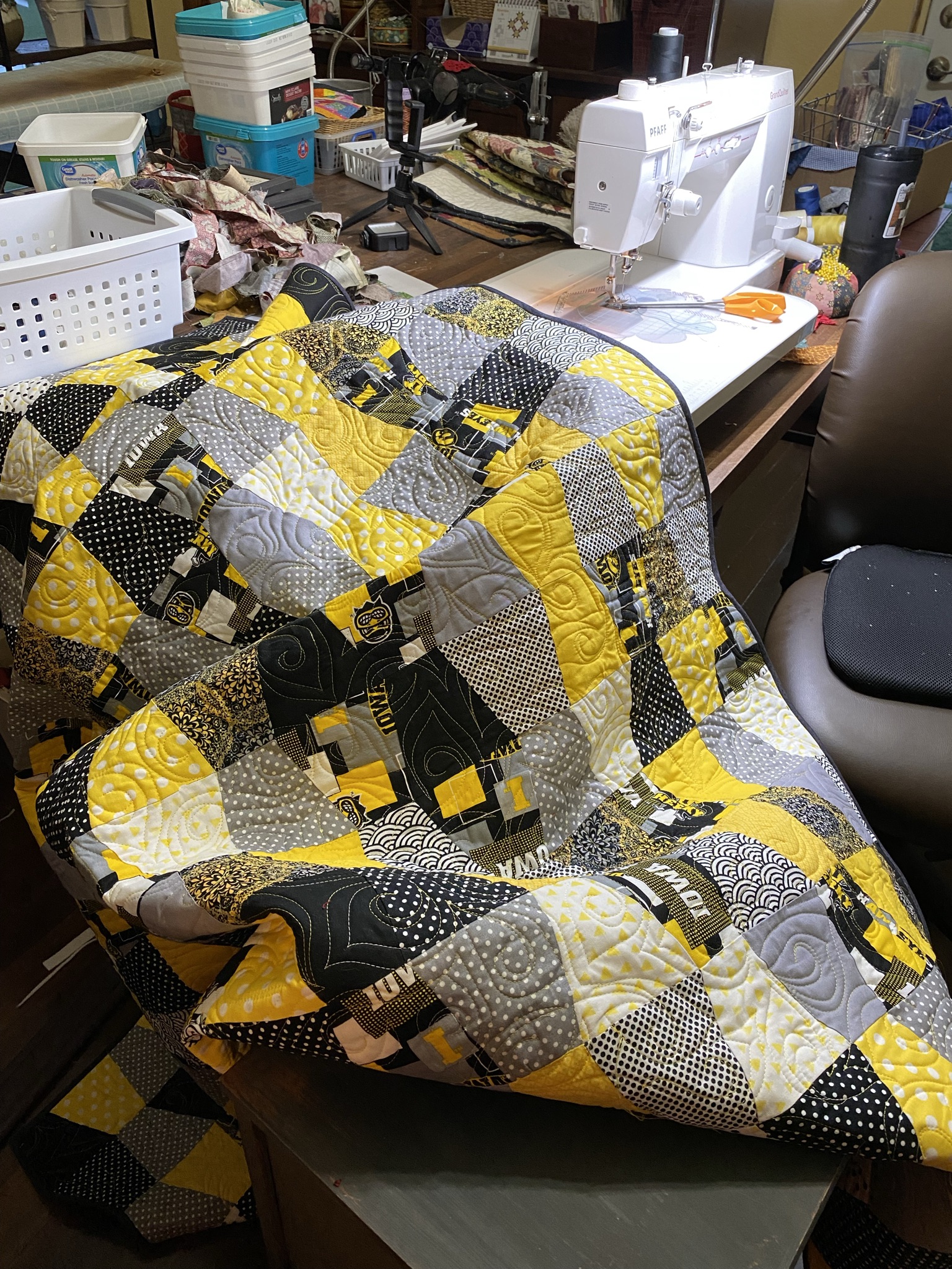 A Quilt Finish Iowa Hawkeyes Quilt Jo's Country Junction