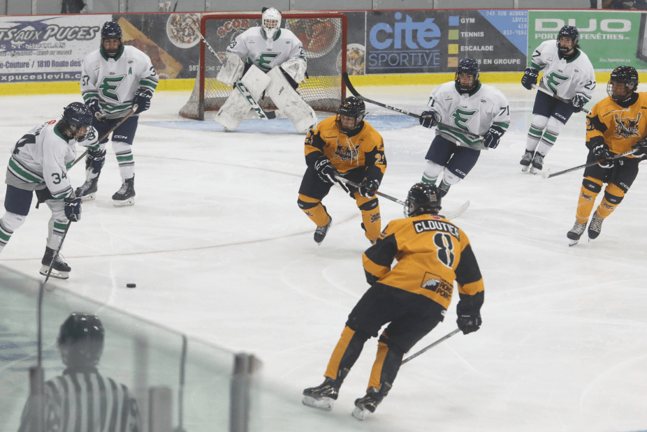 Les Estacades gâchent la fête à l'Aréna de Lévis