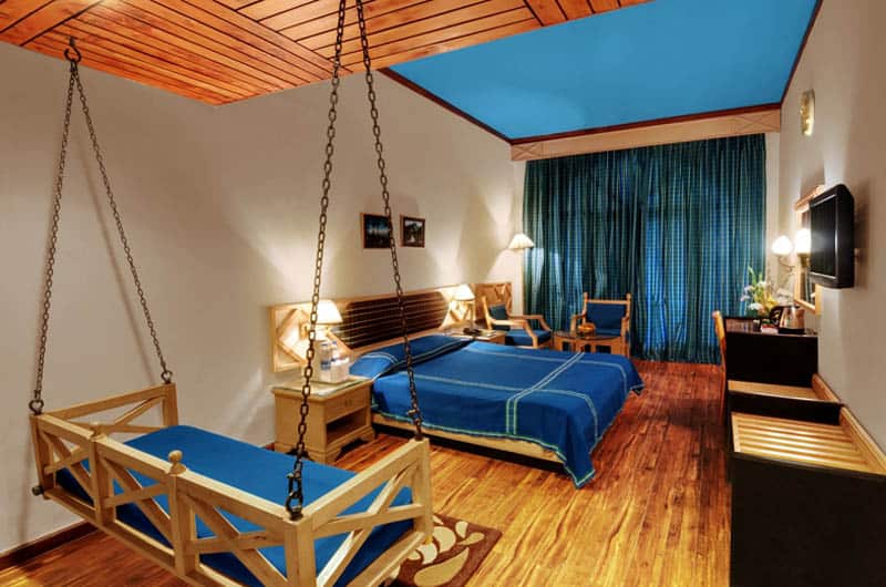 Best Hotels in Manali for Honeymoon with Bathtubs 2024