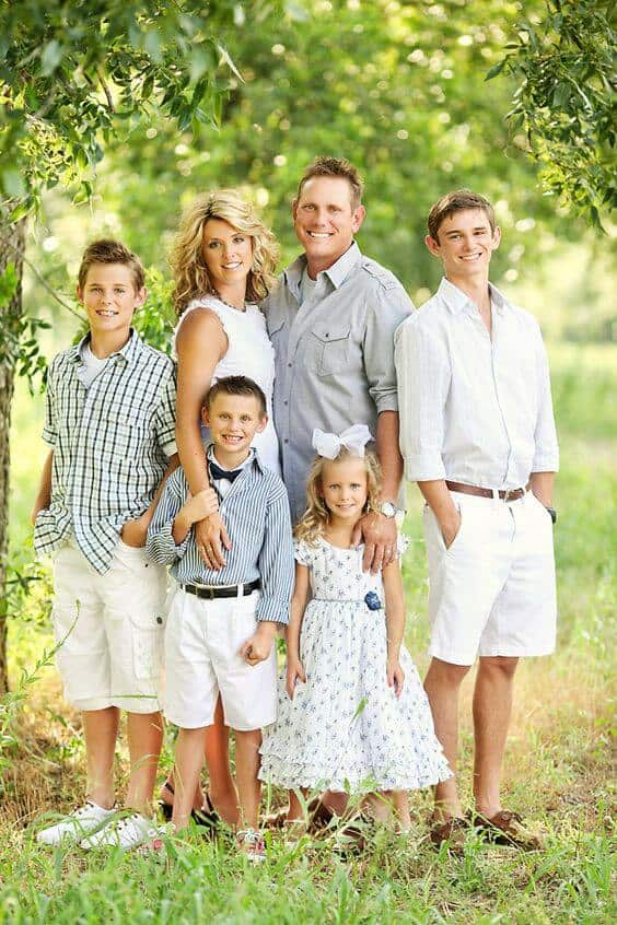 30+ Best Summer Family Photo Ideas What to Wear and More!